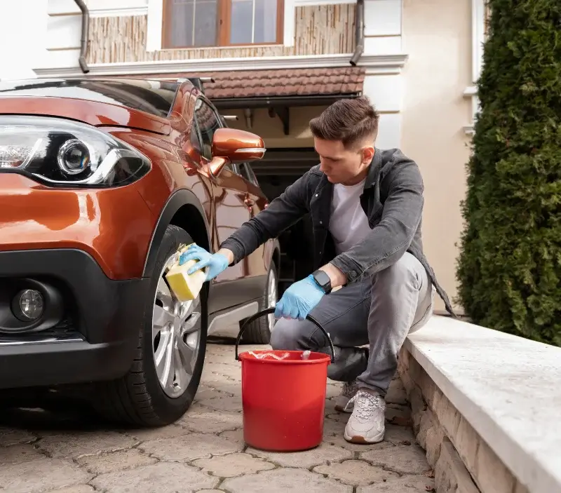 Lavage auto à domicile Escoville : professionnel intervenant sur un véhicule